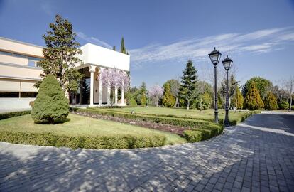 Vivienda de estilo colonial situada en la urbanización madrileña de La Moraleja (Alcobendas).