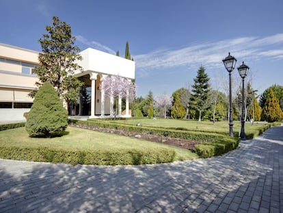 Vivienda de estilo colonial situada en la urbanización madrileña de La Moraleja (Alcobendas).