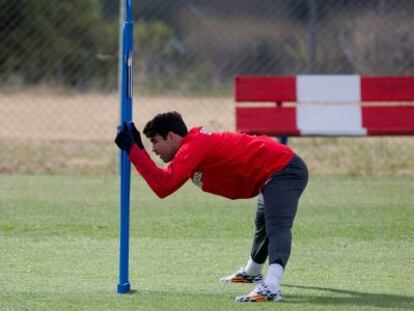 Diego Costa realiza unos estiramientos en la última preparación del equipo. 