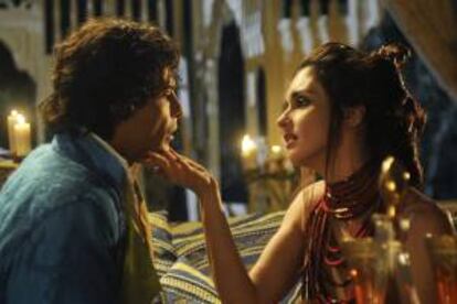 Imagen facilitada por Mediaset España de la actriz española Paz Vega (d), y el actor italiano Marco Bocci, en una escena de la miniserie "Las mil y una noches".