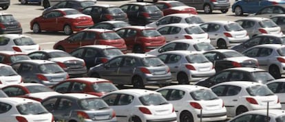 Coches aparcados en la planta de PSA Peugeot Citroën en Villaverde (Madrid).