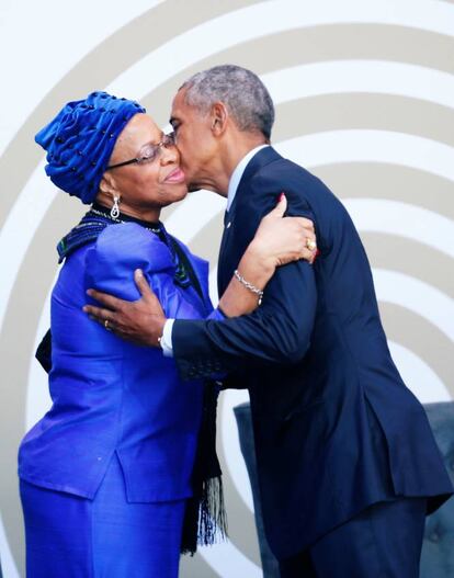 El ex presidente de EE. UU. Barack Obama, saluda a la viuda de Nelson Mandela, Graca Machel, cuando llega para pronunciar la décimo sexta conferencia anual de Nelson Mandela en Johannesburgo (Sudáfrica)