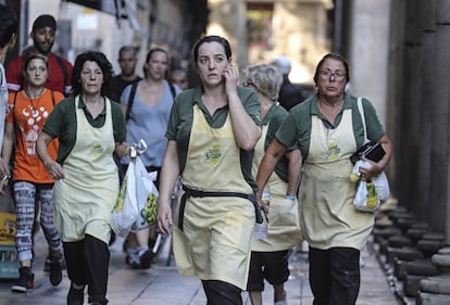 Varias personas son desalojadas de su lugar de trabajo tras el atentado.