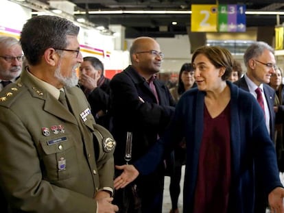 La alcaldesa de Barcelona, Ada Colau, conversa con dos mandos militares.