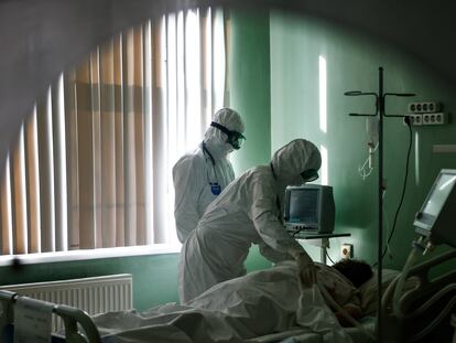 Un paciente de covid recibe tratamiento en un hospital ruso.