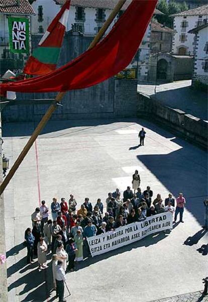 Vecinos de Leiza (Navarra) guardan un minuto de silencio tras el asesinato, en el año 2002, de un guardia civil.