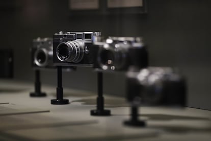 Cámaras Leica en una de las vitrinas de la exposición, que recoge obra de un centenar de autores, entre ellos, clásicos como Cartier-Bresson, Capa o Fred Herzog.