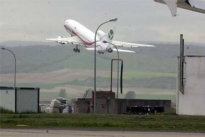 Un avión despega del aeropuerto de Foronda.