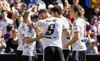 Piatti celebra uno de sus goles a la Real Sociedad.
