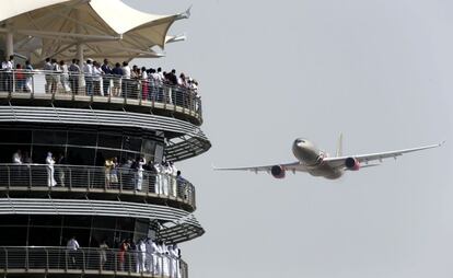 Un avión sobrevuela el circuito de Bahréin.