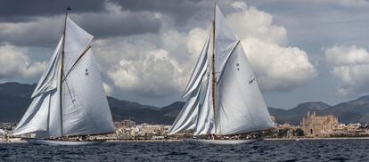 La embarcación española 'Hispania' (d) y la británica 'The Lady Anne' (i), durante la segunda jornada de la 22 Regata Illes Balears Clássics que se celebra en Palma.