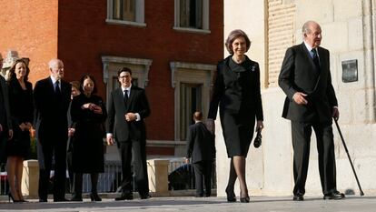 El rey Juan Carlos y la reina Sofía, a su llegada al funeral ortodoxo por Kardam de Bulgaria en la Iglesia de San Jerónimo el Real, en Madrid.