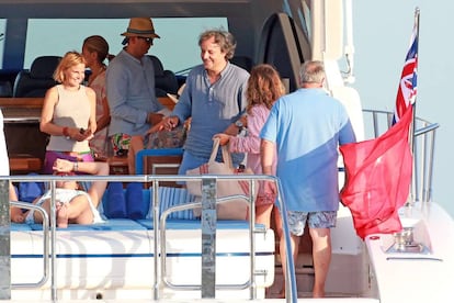 Eugen&iacute;a Mart&iacute;nez de Irujo y Narc&iacute;s Rebollo junto a Fernando Mart&iacute;nez de Irujo en Ibiza.
 