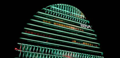 El edificio La Vela de BBVA iluminado de color verde.