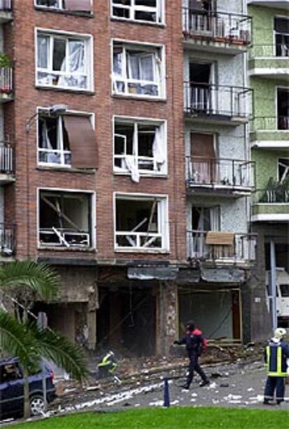 Aspecto del bloque 11 de la calle Casilda Iturrizar de Portugalete, donde ha hecho explosión el artefacto.