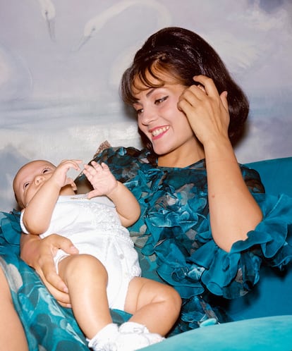 Carmen Sevilla con su único hijo, Augusto Alguero Jr., en 1964.