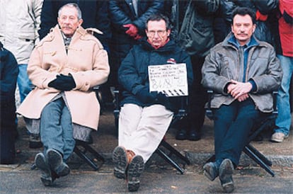 De izquierda a derecha, Jean Rochefort, Patrice Leconte (director) y Johnny Hallyday, durante el rodaje de <i>El hombre del tren. </i>