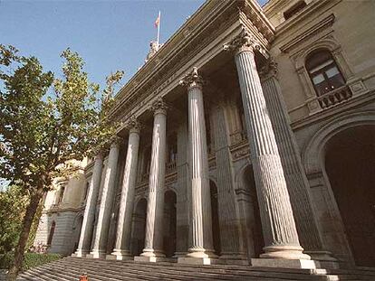 Fachada del edificio de la Bolsa de Madrid.