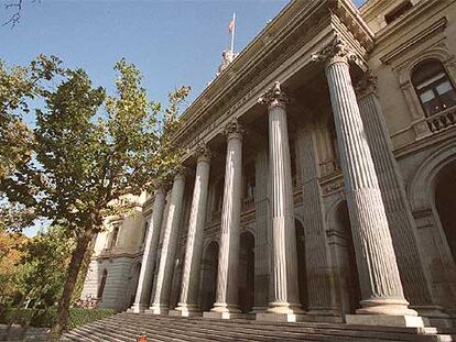 Fachada del edificio de la Bolsa de Madrid.