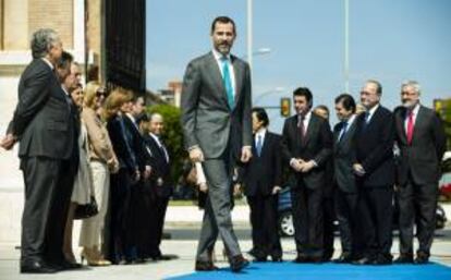 El Príncipe Felipe a su llegada a la antigua Real Fábrica de Tabaco de Málaga, ante el vicepresidente ejecutivo de Mitsubishi Heavy Industries, Akira Hishikawa (c), el ministro de Industria, Energía y Turismo, José Manuel Soria (4d), el presidente de Endesa, Borja Prado (3d), el alcalde de Málaga, Francisco de la Torre (2d), y el consejero andaluz de Economía, Innovación, Ciencia e Industria, Antonio Ávila (d), para visitar el centro de control e información del proyecto hispano japonés para implantar el coche eléctrico "Zem2All".