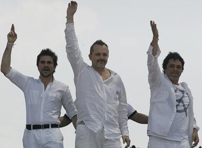 De izquierda a derecha, Juanes, Miguel Bosé y Alejandro Sanz, ayer en la frontera de Colombia y Venezuela.