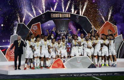Los jugadores del Real Madrid celebran el título de la Supercopa.