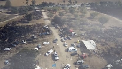 Coches abandonados y milicianos de Hamás, en la zona del festival Nova durante el ataque.