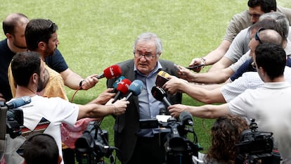 Luis Sabalza, presidente de Osasuna, durante una comparecencia de prensa en el estadio de El Sadar.