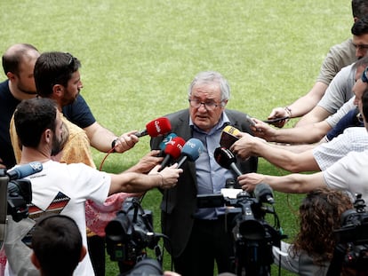 Luis Sabalza, presidente de Osasuna, durante una comparecencia de prensa en el estadio de El Sadar.