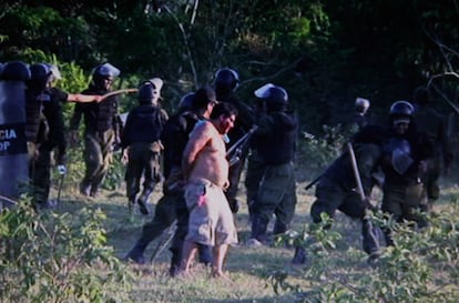 La policía detiene a manifestante indígena durante una marcha en Yucumo, en una imagen extraída de un vídeo tomado el 25 de septiembre.