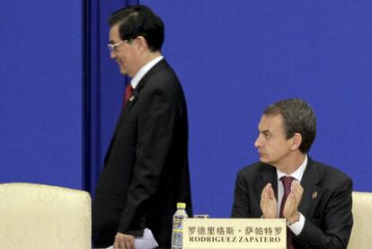 El presidente del Gobierno, José Luis Rodríguez Zapatero, aplaude al presidente chino, Hu Jintao, en el foro económico de Boao.