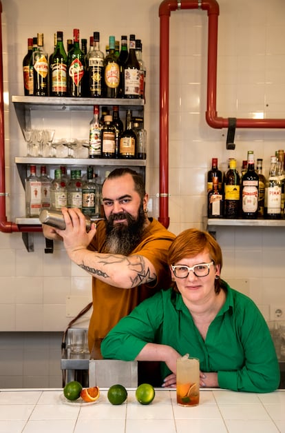 Gintas agita la coctelera mientras Dovi se apoya en la barra de su bar, Savas, en Madrid.