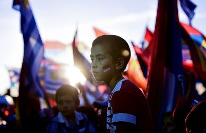 Un joven en el mitin de cierre de campaña del candidato presidencial del partido Frente Amplio, Tabaré Vázquez en Montevideo, Uruguay.