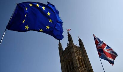 Manifestantes a favor y en contra del Brexit protestan a las afueras del Parlamento británico este lunes.