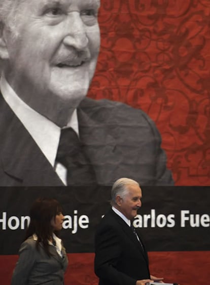 El escritor Carlos Fuentes, en la Feria del Libro de Guadalajara, México, donde ha sido homenajeado