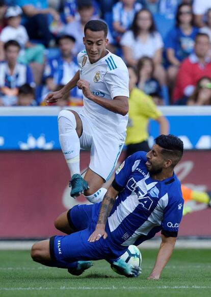 El madridista Lucas Vázquez durante una jugada ante Guillermo Maripan.