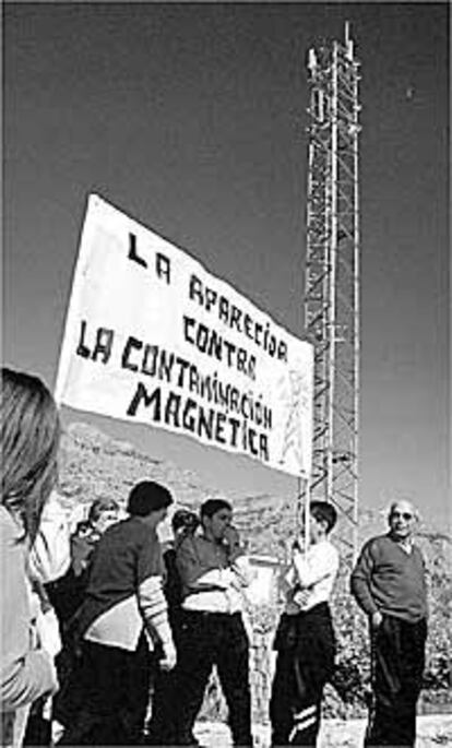 Protesta en un pueblo de Alicante contra una anterna de telefonía.