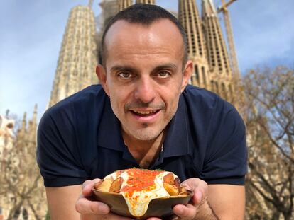 Eduardo González, con unas patatas bravas en Barcelona.