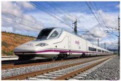 Un tren AVE de Renfe circula por una l&iacute;nea de alta velocidad.