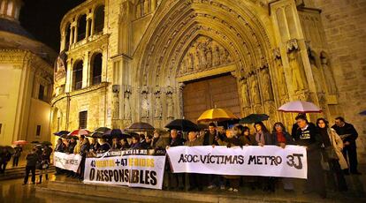 Los familiares de las víctimas del accidente de metro de 2006, ayer, en la concentración en Valencia.