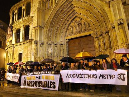 Los familiares de las víctimas del accidente de metro de 2006, ayer, en la concentración en Valencia.