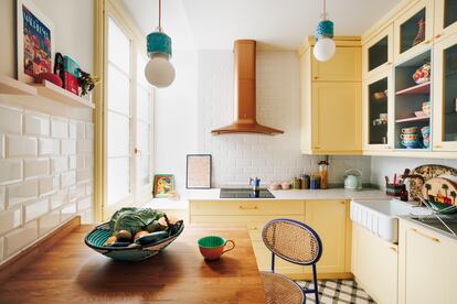 Una de las cosas que quería era una cocina amarilla, que ha entonado con una campana en color cobre de Elica y una pequeña barra de madera.