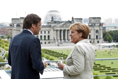 Los jefes de Gobierno de Portugal, Passos Coelho, y de Alemania, Merkel, ayer en Berlín.