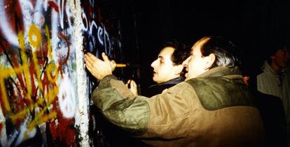 El entonces secretario adjunto del RPR, Nicolas Sarkozy, junto al secretario general del partido, Alain Juppé, en algún día de noviembre de 1989 junto al Muro de Berlín.