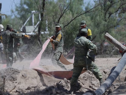 Militares y personal de emergencias trabajan en la zona donde se encuentran 10 mineros atrapados, el 11 de agosto de 2022, en el municipio de Sabinas, en Coahuila (México).