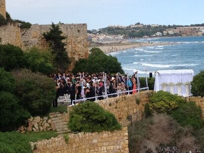 Los invitados ya llenan el jardín del castillo con vistas al mar donde se casa Iniesta.