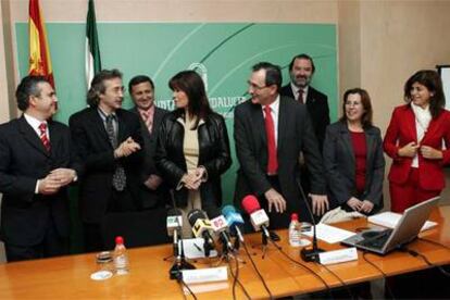 La consejera Micaela Navarro (en el centro), junto a los responsables del ensayo.