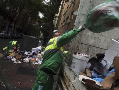 Un trabajador del servicio de limpieza viaria de Madrid limpia los restos de la huelga. 