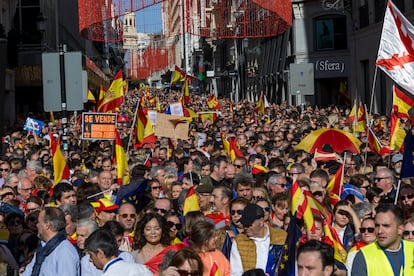 Ambiente en la calle Preciados de Madrid durante la concentración en Madrid contra la amnistía. 