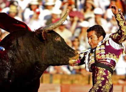 El Fundi, con el cuarto toro de la corrida de ayer, última de la feria.
